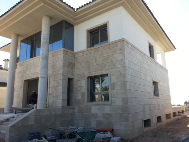 Chalet con ventanas colocadas